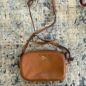 Original authentic coach, Crossbody purse, tan with gold zippers and cloth int.